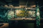 Bar mit Wandbild