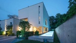 Beleuchtete Villa und Poolfront am Abend