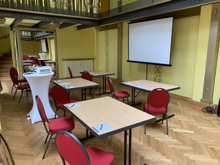 Parliamentary seating, double tables with projector at the Werkhaus