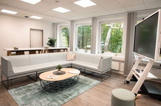 Picture 1 of modern workplace meeting