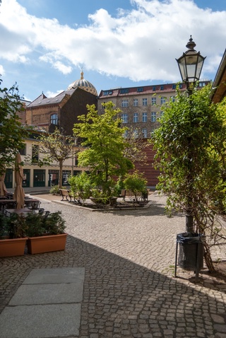 View into the Mediterranean Heckmann Courtyards with the golden dome of the synagogue in the background