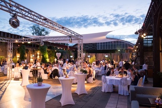 Geöffnetes Dach des Biergartens