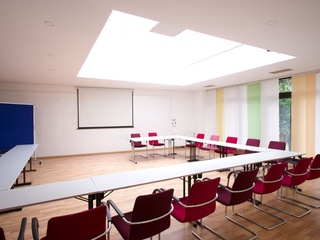 Workshop Pavillon, Tisch-U