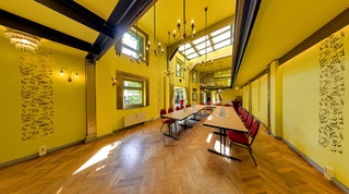 U-shaped seating in the main room of the Werkhaus in the Heckmann Courtyards