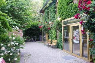 Entrance area of the Werkhaus in its golden design, adorned with roses